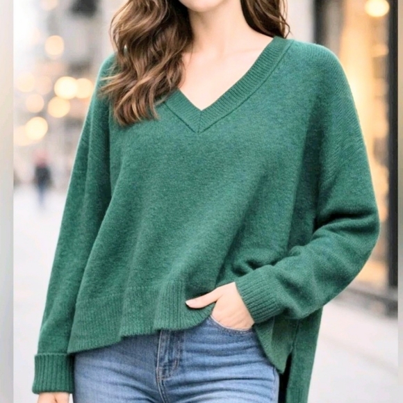 J. Crew Sweaters - J. Crew Women's Emerald Green High Low V-Neck Relaxed Merino Blend Sweater XXL